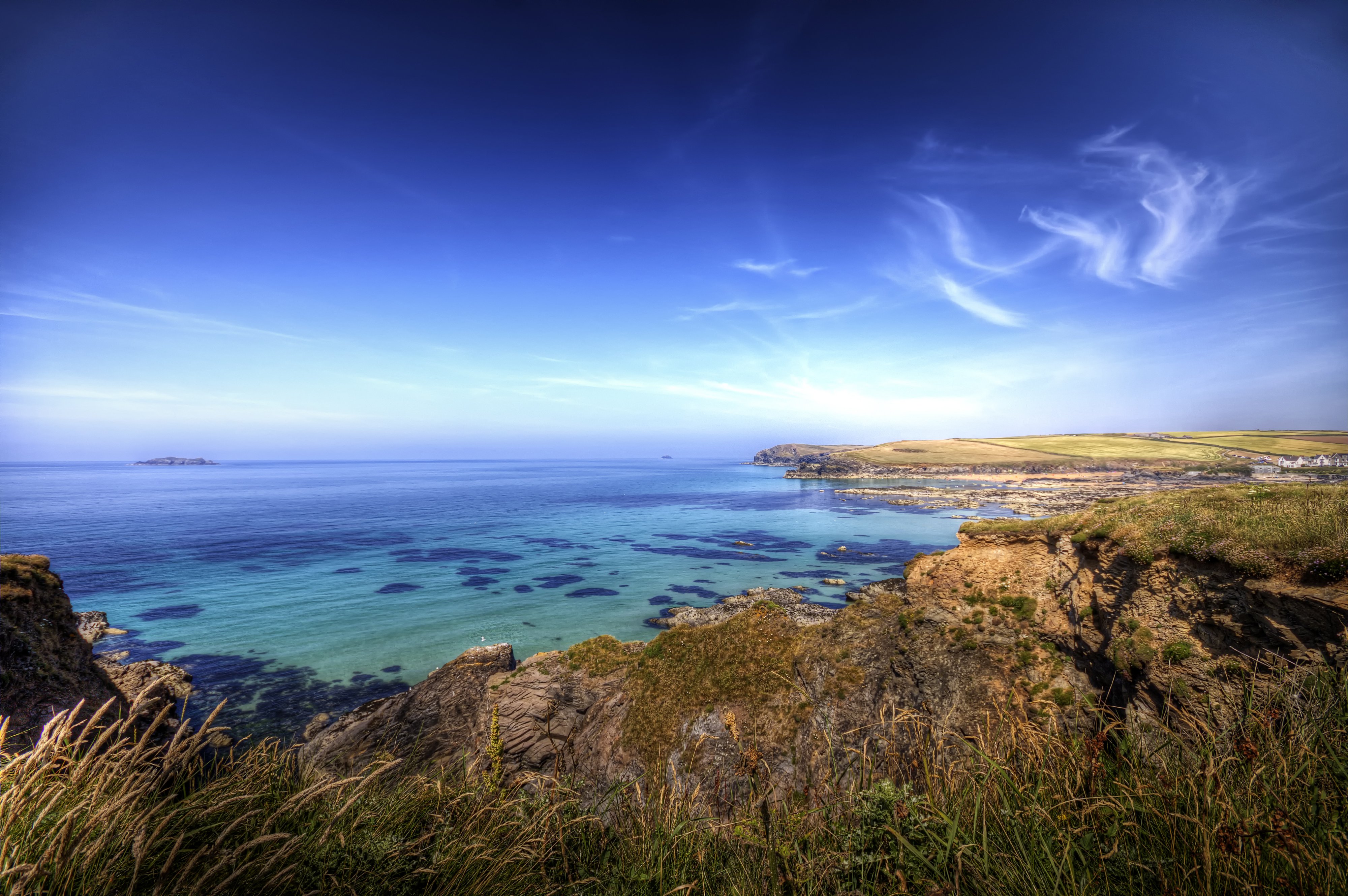 Küstenlandschaft mit weitem Meer und blauem Himmel